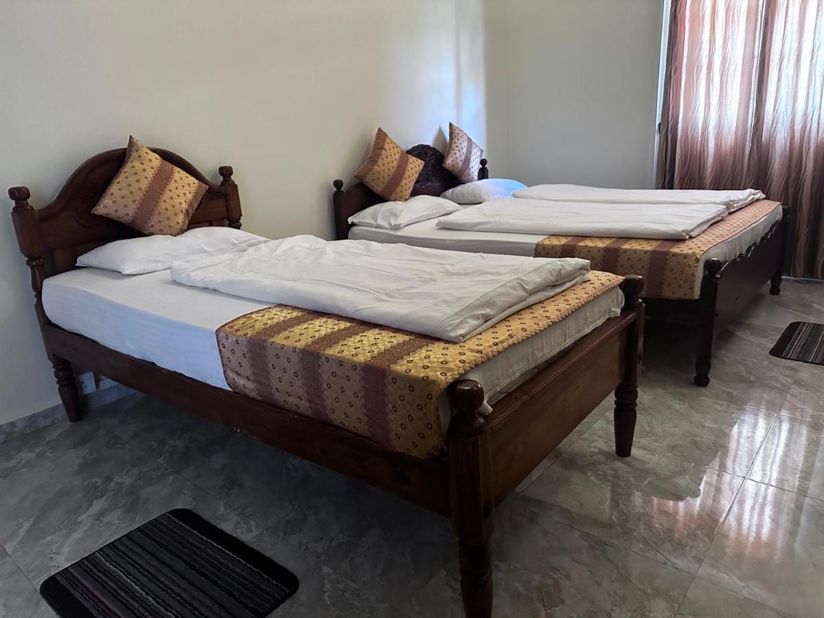 N Joy Inn Тринкомали Экстерьер фото