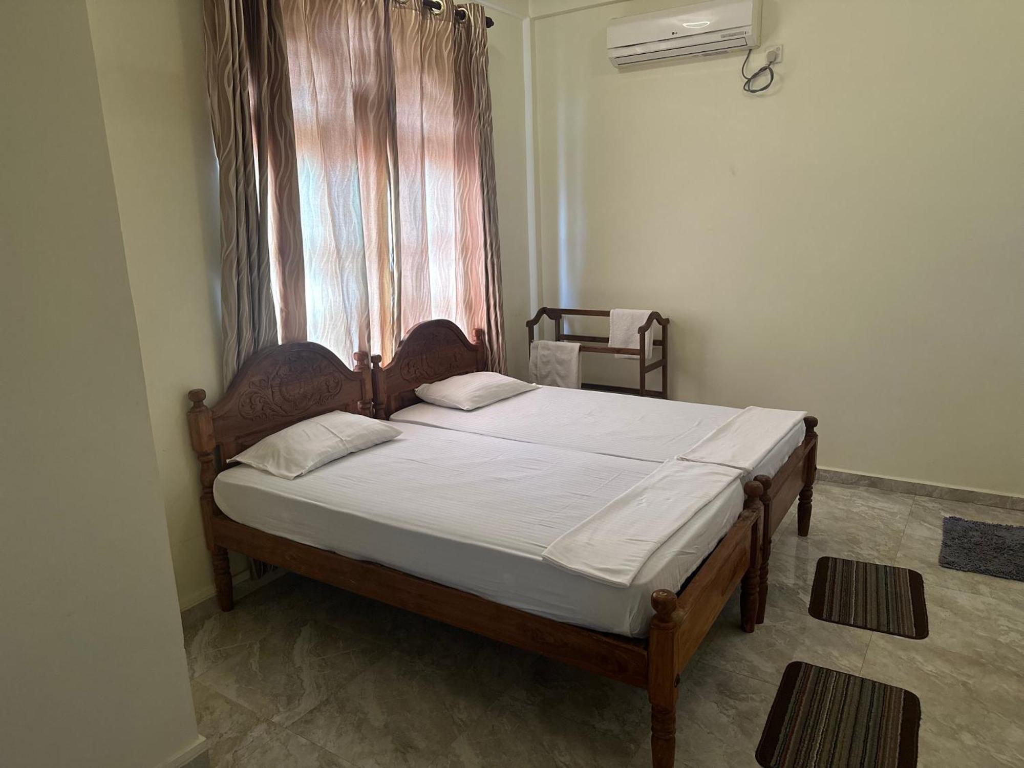 N Joy Inn Тринкомали Экстерьер фото