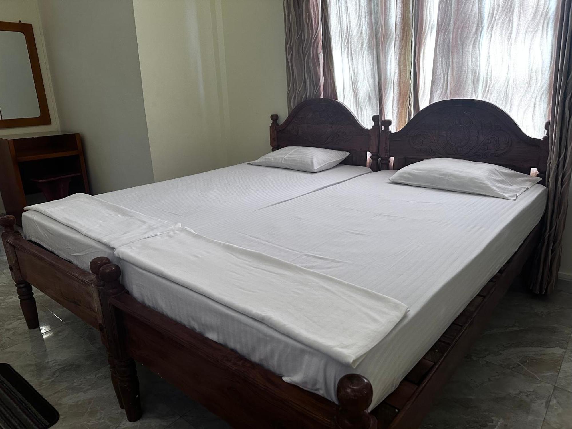 N Joy Inn Тринкомали Экстерьер фото