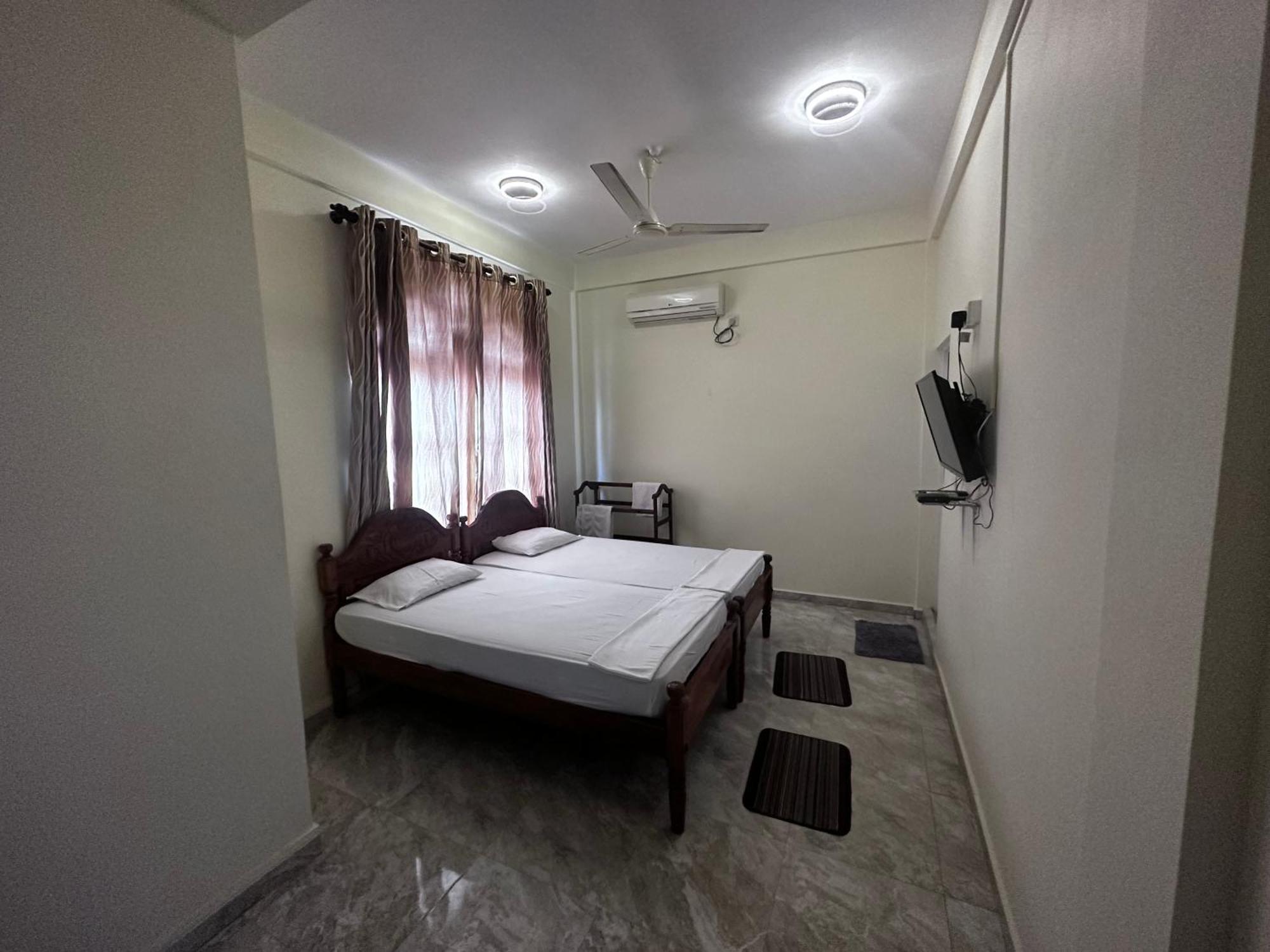 N Joy Inn Тринкомали Экстерьер фото