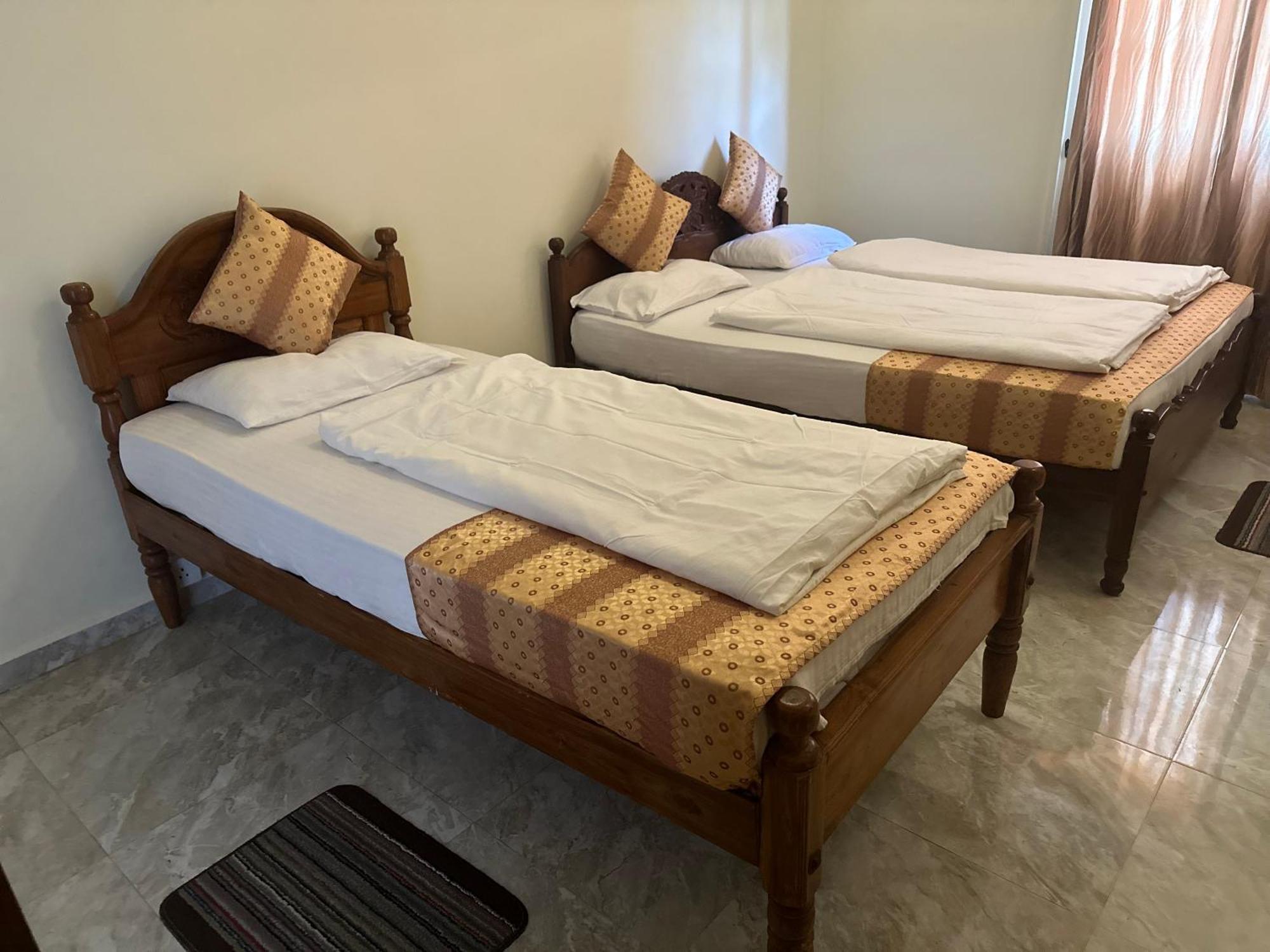 N Joy Inn Тринкомали Экстерьер фото