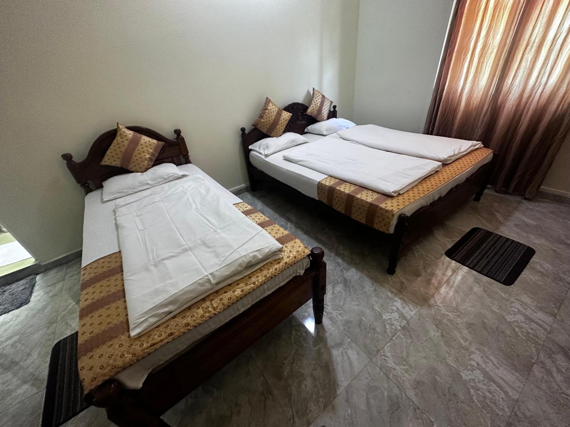 N Joy Inn Тринкомали Экстерьер фото