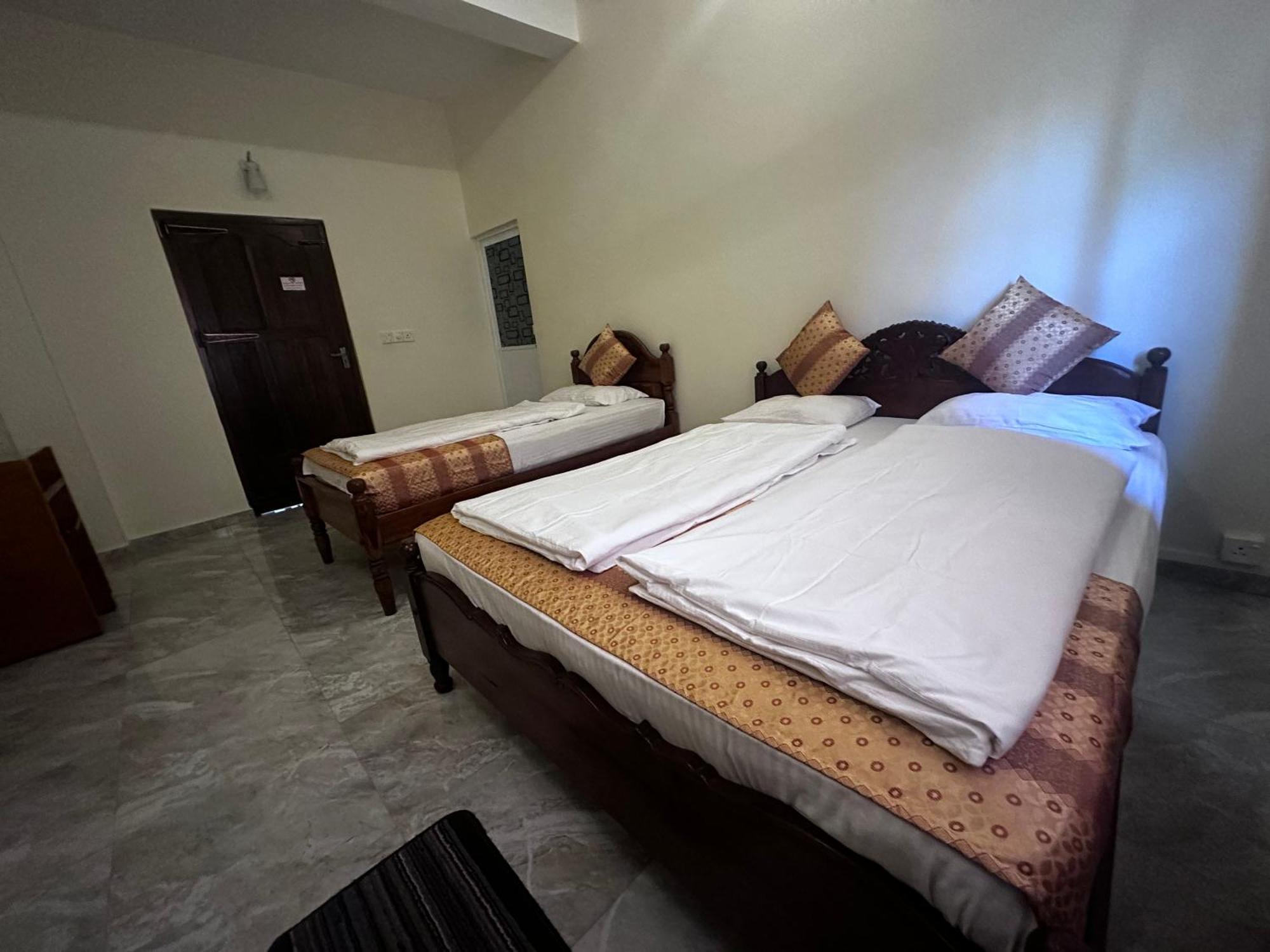 N Joy Inn Тринкомали Экстерьер фото