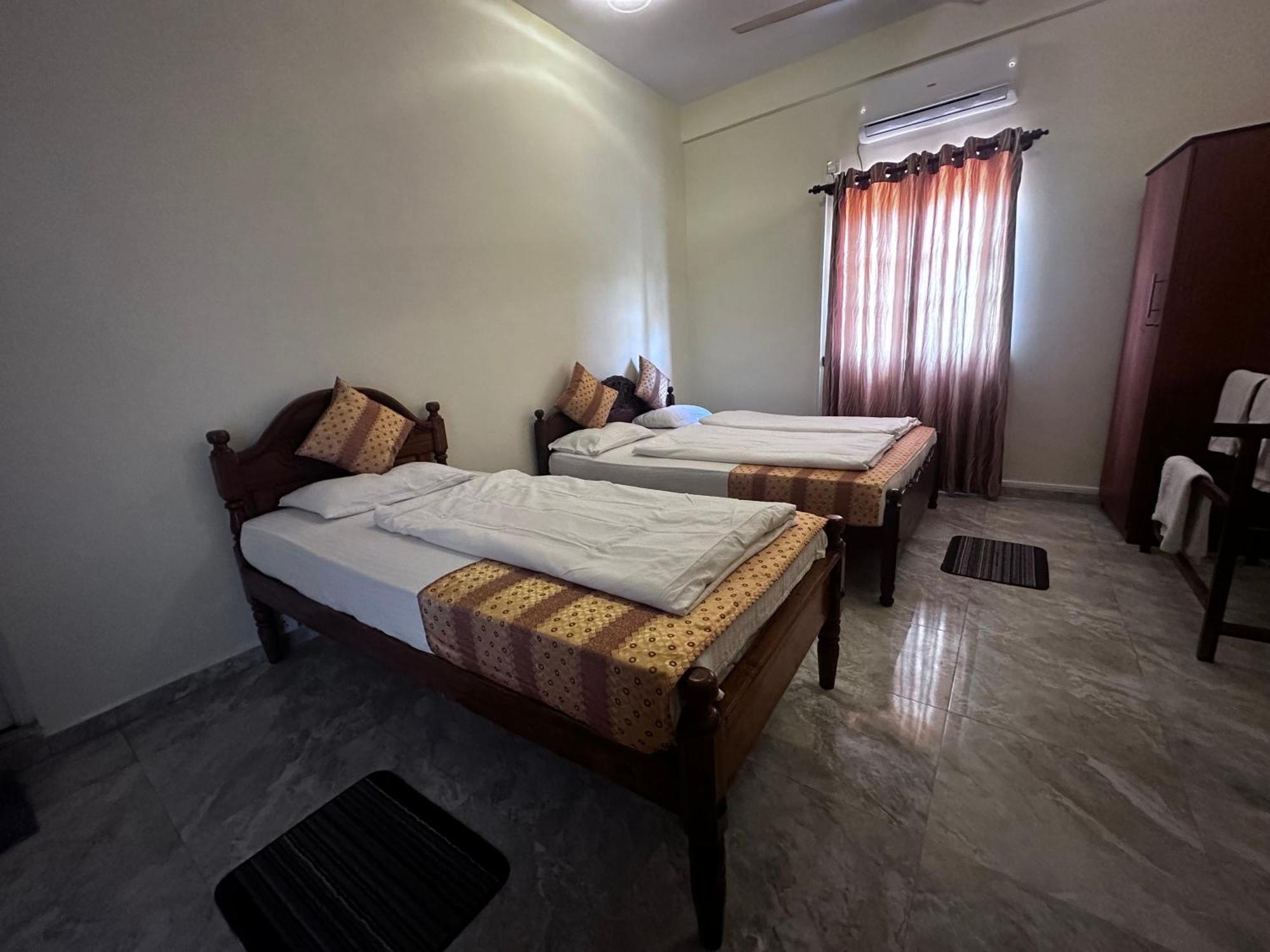 N Joy Inn Тринкомали Экстерьер фото