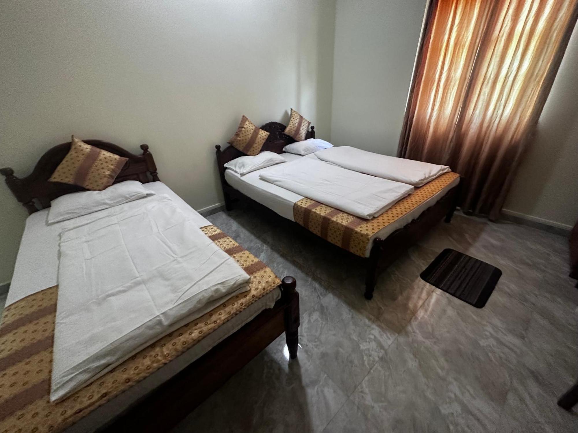 N Joy Inn Тринкомали Экстерьер фото