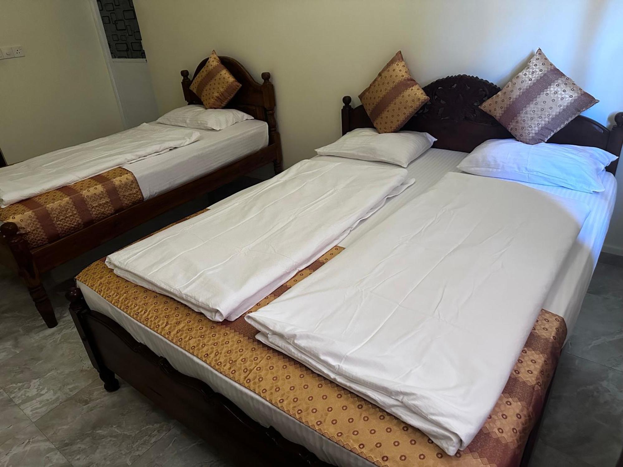 N Joy Inn Тринкомали Экстерьер фото