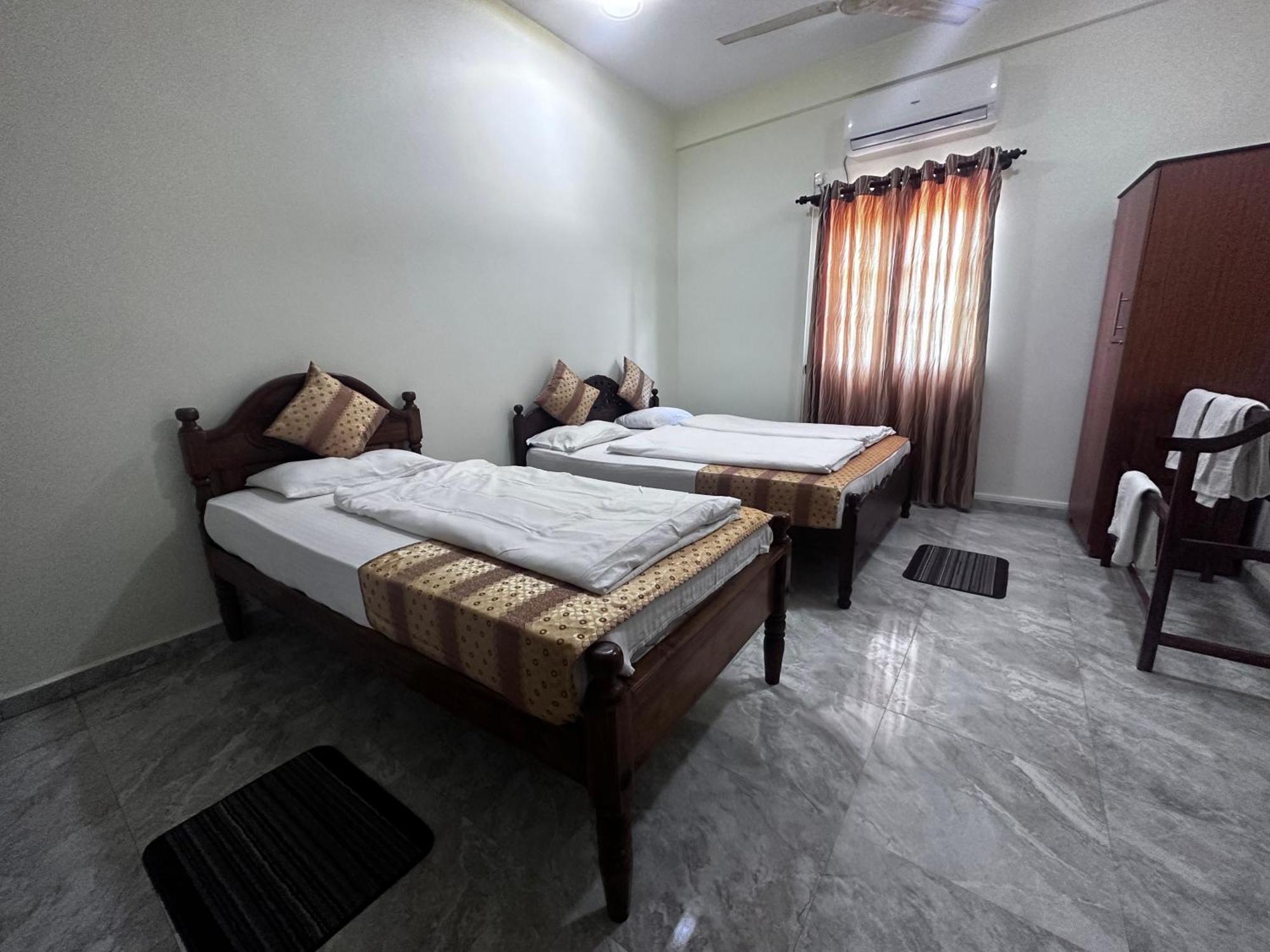 N Joy Inn Тринкомали Экстерьер фото