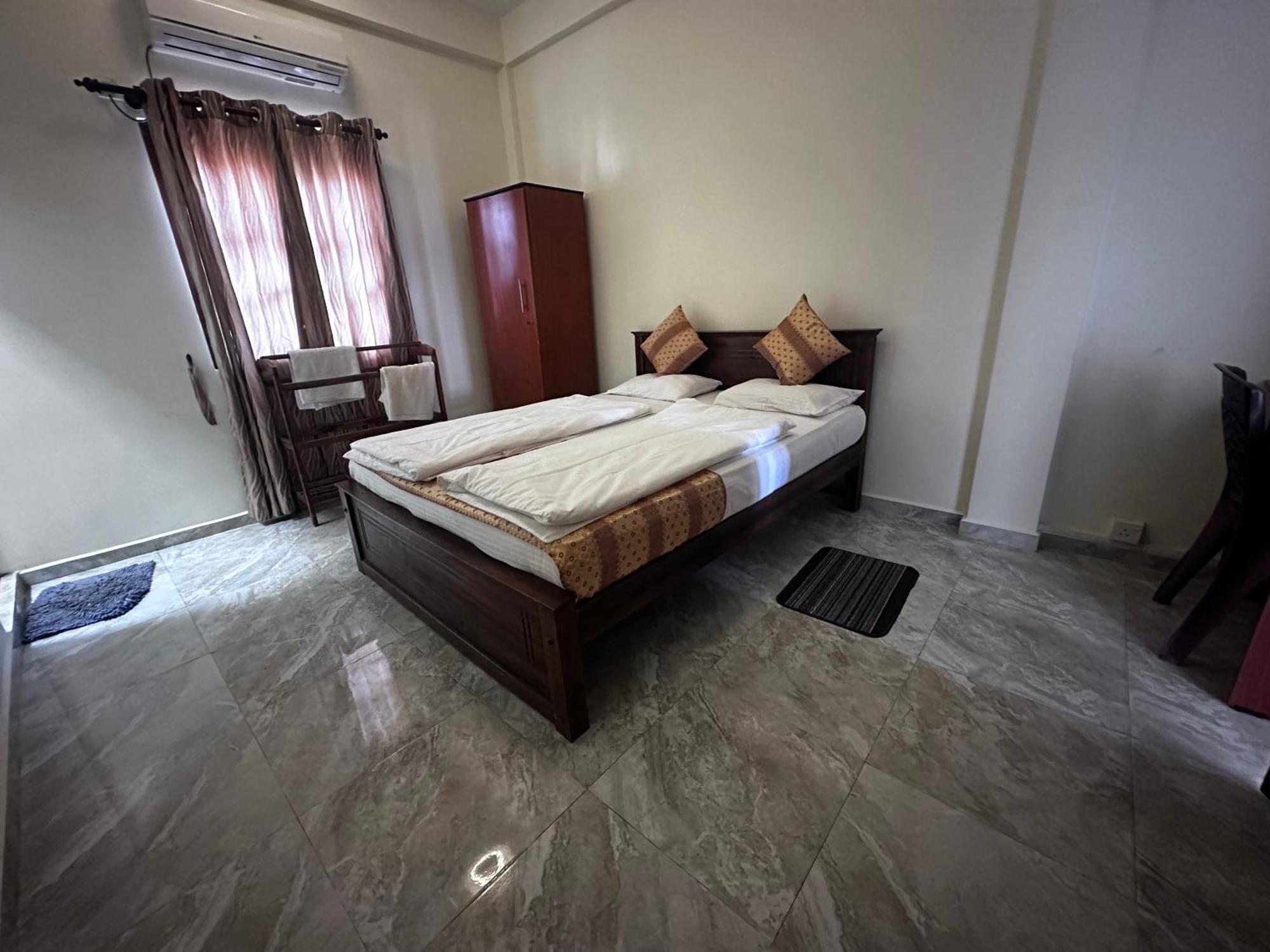 N Joy Inn Тринкомали Экстерьер фото