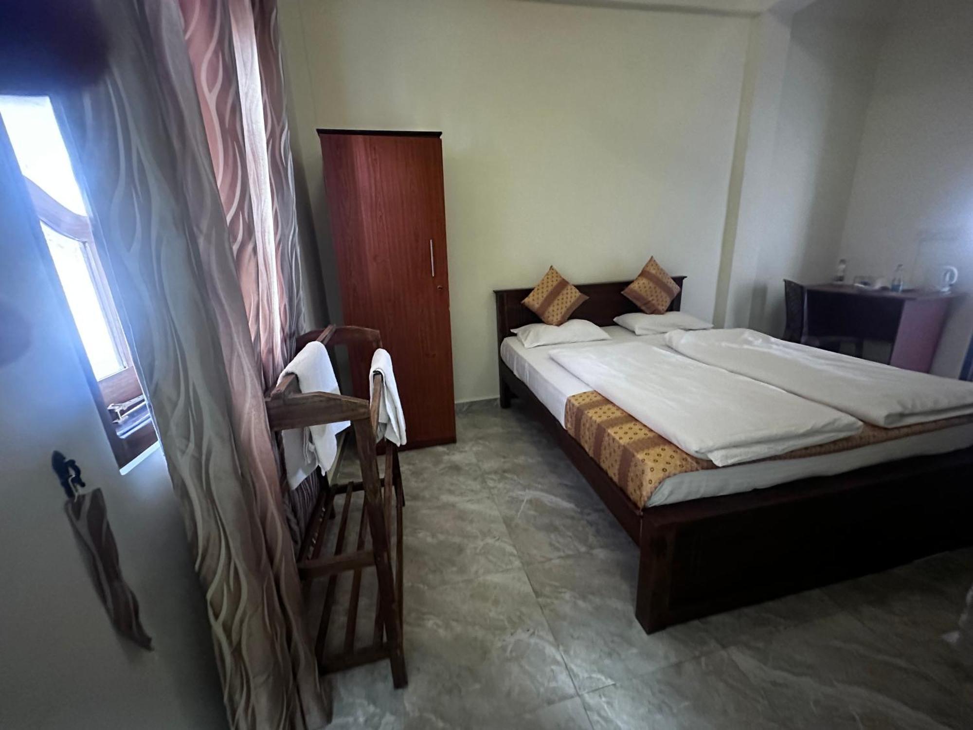 N Joy Inn Тринкомали Экстерьер фото